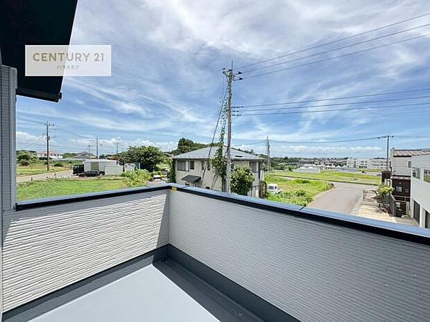 陽当たり良好なバルコニーです!晴れた日には青い空を見渡せる開放的な時間を楽しめます。たくさんのお洗濯物もいっぺんに干すことができます!【現地見学会開催中】