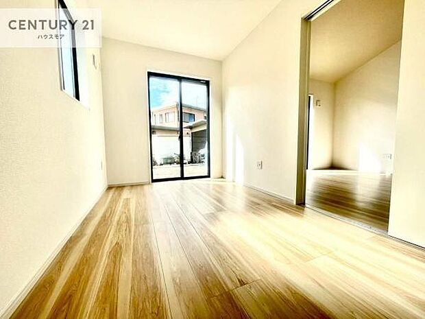 掃き出し窓がないお部屋は、お子様のお部屋としても安心です！収納スペースも充実しているので散らかったお部屋をサッと片付けられます！