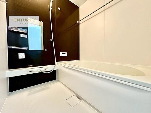 1日の疲れをしっかりと癒してくれる浴室です。おうちの素敵なリラクゼーション場所ですね。