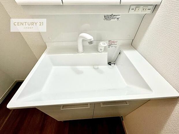 洗面台は、広々しているので朝の身支度の際洗面台の取り合いにならず余裕をもって身支度が出来ます!