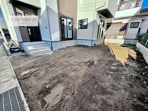 駐車スペースは2台分あります!セカンドカーはもちろん、バイクや自転車なども置き場所に困りません。