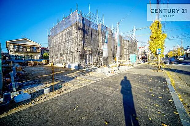 前面道路は18m!陽当り良好な立地です。車庫入れが苦手な方も安心ですね。