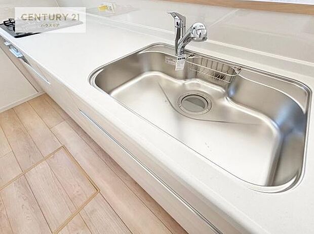 ワイドなシンクですね!水が跳ねにくく洗物がしやすい家事が楽々仕様のシステムキッチンです!デザイン性と機能性を兼ねたキッチンで清潔感がありますね!(同仕様)