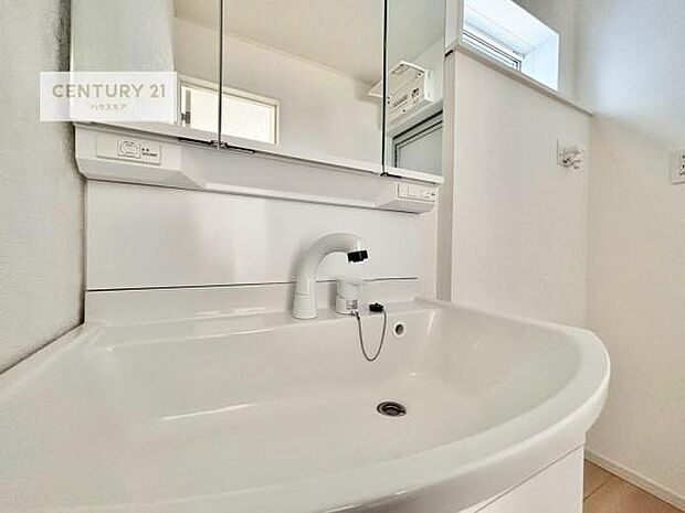 洗面台のボウルが深く床に水が跳ねにくいです!それにお掃除がしやすい使い勝手の良い白を基調とした清潔感のある洗面台で気持ちよくお使いいただけます!(同仕様)