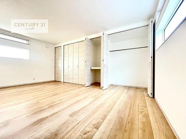 収納スペースが付いているので、急な来客時でも散らかったおもちゃをサッと片づけられて大変便利です！壁面も広々しているので、勉強机やベッドの置き場に困りません！