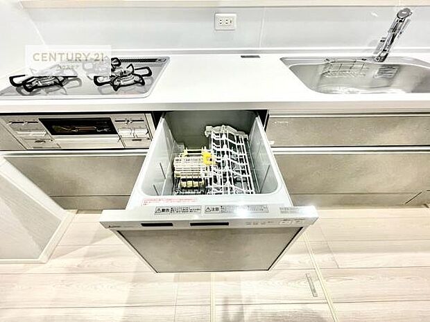 食洗機付き!忙しい時や冬場は手荒れ防止として大活躍します!ビルトイン仕様なので、場所も取らず調理スペースも広く使えて手際よく作業が出来ます!