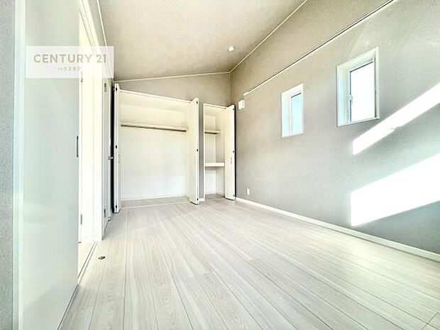 洋室は子供部屋や寝室、色々と用途多彩に利用できますね。収納力もたっぷりなので、広々気持ちよく過ごすことができます。