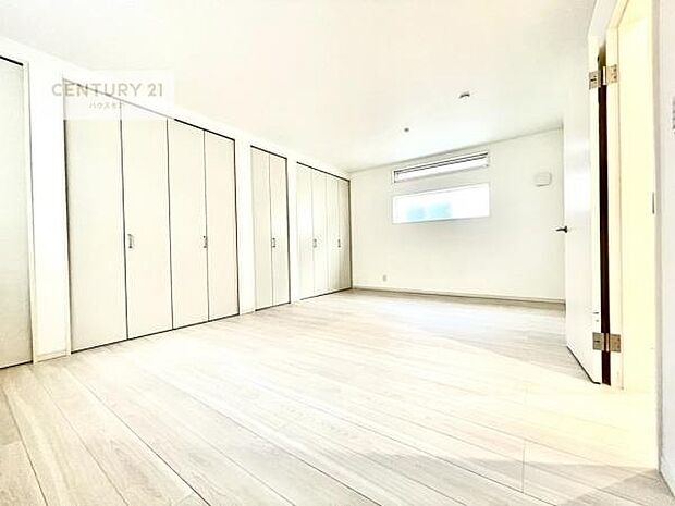 収納スペースが付いているので、急な来客時でも散らかったおもちゃをサッと片づけられて大変便利です!壁面も広々しているので、勉強机やベッドの置き場に困りません!