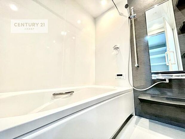 落ち着きある大人の雰囲気のバスルームは、味が出ていてバスタイムが充実!お仕事頑張っているご褒美にお好みの匂いの入浴剤を入れて、楽しんでみてはいかがでしょうか?