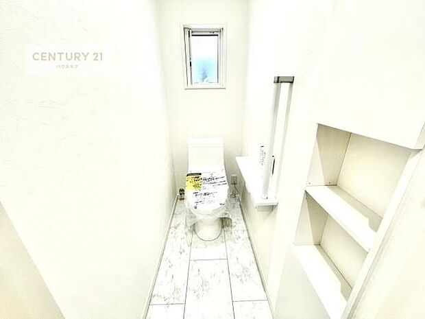 1・2階にトイレがございます!朝の忙しい時間帯も待たずにすみそうですね。白を基調とした清潔感のあるトイレでお手入れがしやすいです!