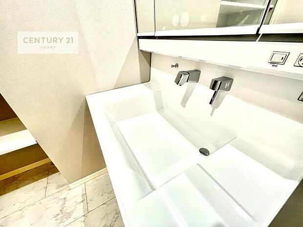 深い洗面台ボウルは、水が跳ねにくいのでお手入れが楽々!清潔感が保てます!キレイな洗面所で自分磨きのモチベーションが上がりますね!