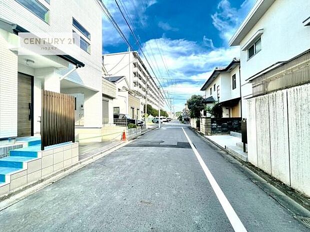 前面道路は5.5m!陽当り良好な立地です。車庫入れが苦手な方も安心ですね。