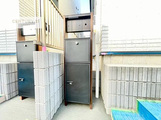 宅配ボックス付きなので留守が多いご家族も再配達の手間がなくお荷物を受け取れて便利です!