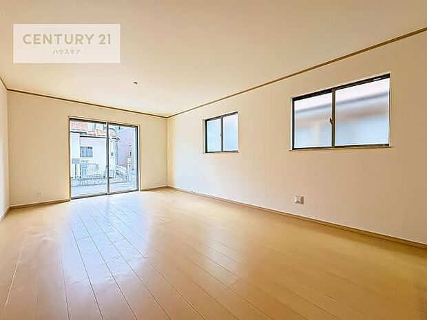 大きな窓からたっぷりの陽ざしが入る明るいリビング。開放感のあるリビングで家族団らんのくつろぎの時間を過ごせます。