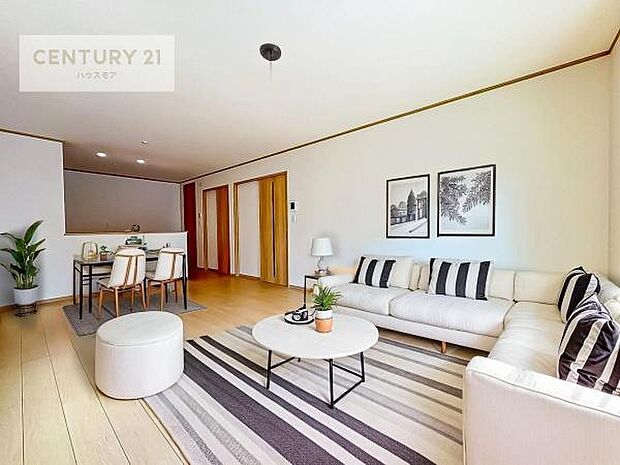 家具はCGパースです。開放感のある広々LDK!ソファーやダイニングテーブルを置いても窮屈にならないので快適に過ごせます!コミュニケーションが取りやすいリビングです!