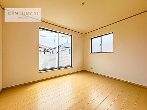 バルコニーに面している洋室です。明るく温もりがあり、換気もしっかりできます!朝起きて、外に出て背伸びをしつつ深呼吸をし良い朝を迎え入れることが出来そうですね!