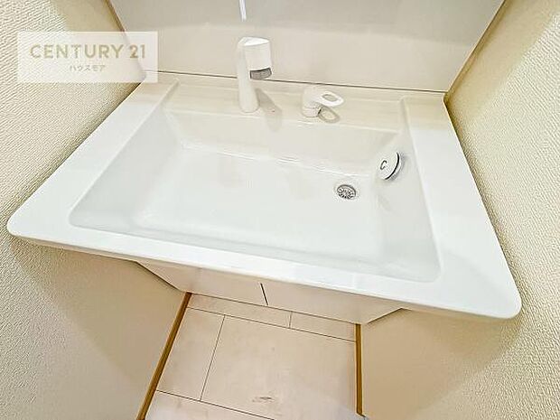 洗面台のボウルが深く床に水が跳ねにくいです!それにお掃除がしやすい使い勝手の良い白を基調とした清潔感のある洗面台で気持ちよくお使いいただけます!