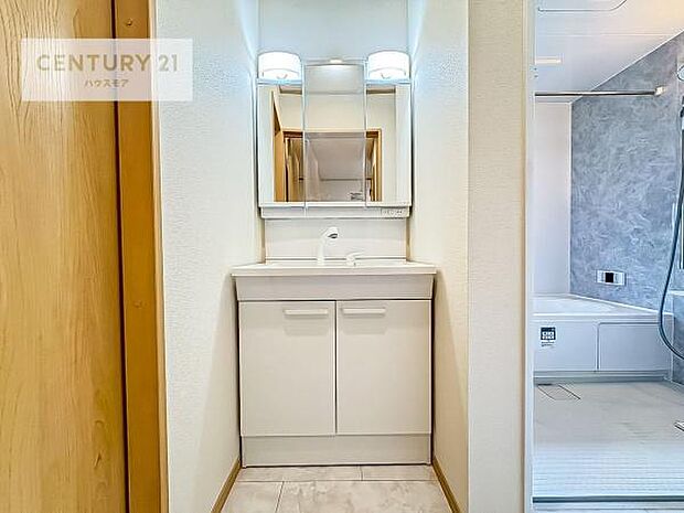 三面鏡仕様の洗面所は、身だしなみがしやすい造り!裏は収納になっています。ドライヤーやお化粧道具を片付けられるので洗面台周りをスッキリと見せることが出来ます!