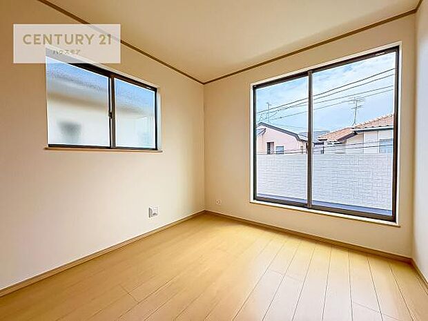 2面採光を確保した明るい室内は、風通しも良く、明るく大変居心地の良い空間となっております。リラックスして過ごせる心地の良いお部屋です!朝の目覚めがスッキリしますね!