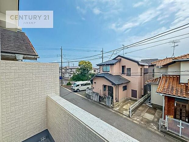 晴れた日には青い空を見渡せる開放的な時間を楽しめます。気持ちの良い風が通り抜ける街並みです!