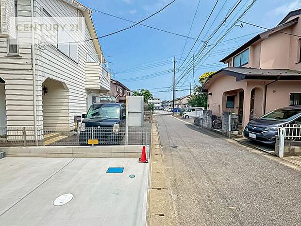 前面道道路4.5m!陽当り良好な立地です。車庫入れが苦手な方も安心ですね。