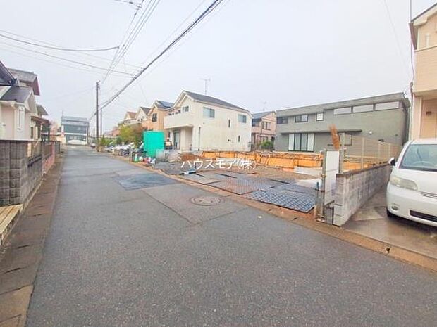 前面道路は4.5m!陽当り良好な立地です。車庫入れが苦手な方も安心ですね。