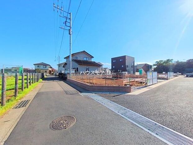 前面道路は4ｍ×6ｍ！陽当り良好な立地です。車庫入れが苦手な方も安心ですね。