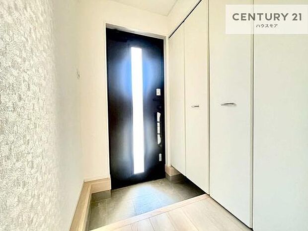 シューズボックス付きなので、玄関が片付きお掃除がしやすいです！スッキリした玄関で戸を開けた瞬間、清潔感のある心地いい空間が出迎えてくれます。