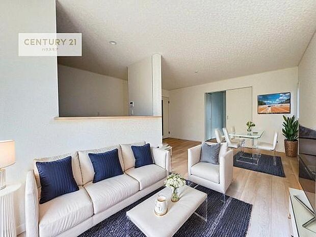 家具はCGパースです。開放感のある広々LDK！ソファーやダイニングテーブルを置いても窮屈にならないので快適に過ごせます！コミュニケーションが取りやすいリビングです！