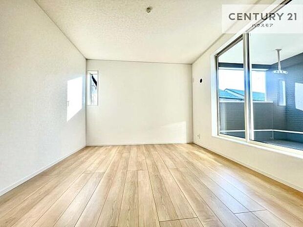 バルコニーに面している洋室です。明るく温もりがあり、換気もしっかりできます！朝起きて、外に出て背伸びをしつつ深呼吸をし良い朝を迎え入れることが出来そうですね！