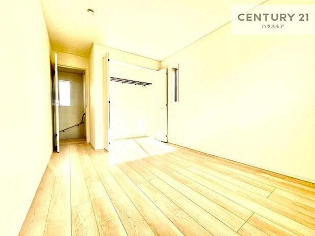 掃き出し窓がないお部屋は、お子様のお部屋としても安心です！収納スペースも充実しているので散らかったお部屋をサッと片付けられます！