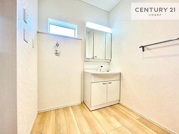 小窓付きの明るい洗面室です！湿気もすぐに入れ替えができて清潔に保つことができます！自然光が差し込むのでお化粧の仕上がりも良くなりますね！