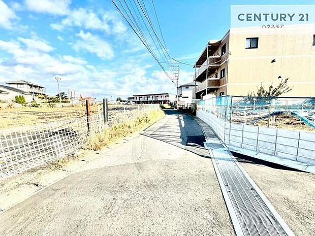 前面道路9ｍ！陽当り良好な立地です。車庫入れが苦手な方も安心ですね。