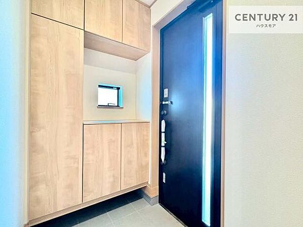 シューズボックス付きなので、玄関が片付きお掃除がしやすいです！スッキリした玄関で戸を開けた瞬間、清潔感のある心地いい空間が出迎えてくれます。