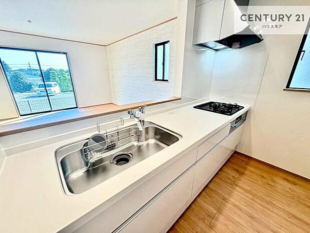 大人気の対面式システムキッチンを採用しています！ご家族のコミュニケーションが自然と増える設計です。お子様にも目が届くので嬉しいですね。広々使えて快適に作業が進みます！