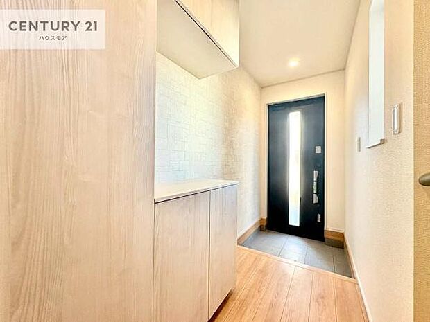 シューズボックス付きなので、玄関が片付きお掃除がしやすいです！スッキリした玄関で戸を開けた瞬間、清潔感のある心地いい空間が出迎えてくれます。