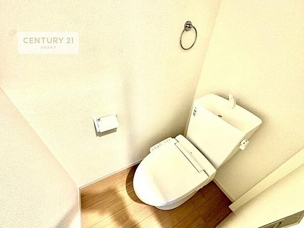 1・2階にトイレがございます！朝の忙しい時間帯も待たずにすみそうですね。白を基調とした清潔感のあるトイレでお手入れがしやすいです！