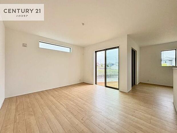 優しい陽だまりがリビングを包んでくれて居心地の良い空間を演出してくれます！自然と家族が集い会話が増える心地よい空間！