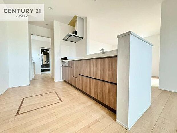 大人気の対面式システムキッチンを採用しています！ご家族のコミュニケーションが自然と増える設計です。お子様にも目が届くので嬉しいですね。広々使えて快適に作業が進みます。