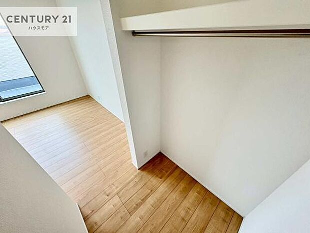 ウォークインクローゼット付きです。たくさんのお洋服などを収納しておけそうですね！他にも扇風機や加湿器など季節物の大きな家電も収納できます。