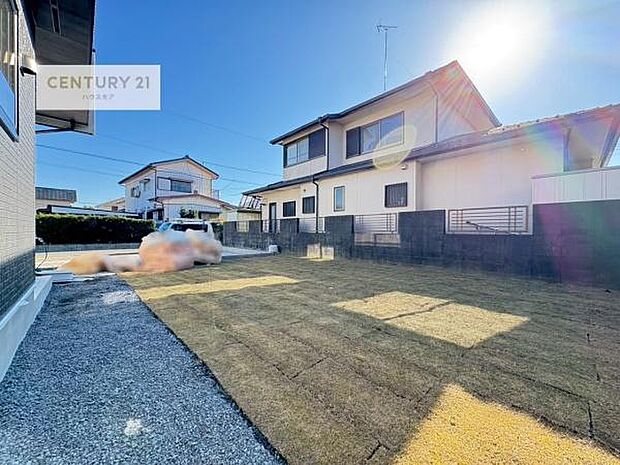 陽当たり良好なお庭です!晴れた日には青い空を見渡せる開放的な時間を楽しめます。ガーデニングや家庭菜園も楽しめます!