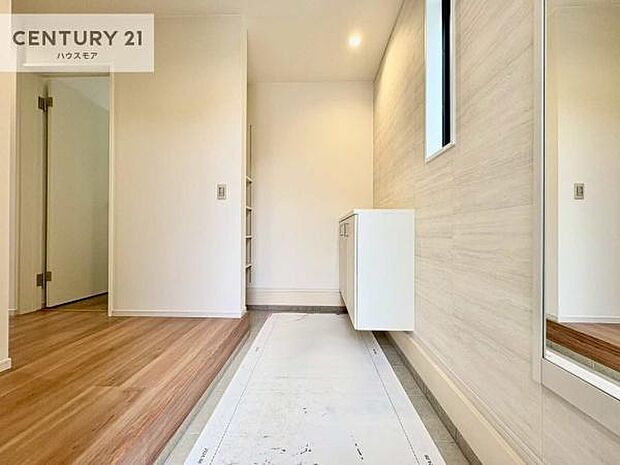 疲れて帰ってきても、ただいま！を言いたくなる、優しく迎え入れてくれる空間になっています。明るく温もり溢れる玄関です！