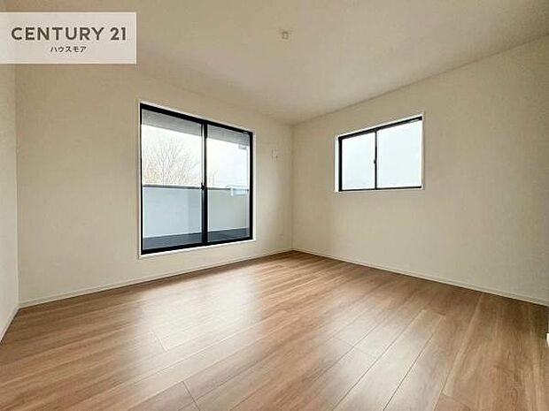 バルコニーに面している洋室です。明るく温もりがあり、換気もしっかりできます！朝起きて、外に出て背伸びをしつつ深呼吸をし良い朝を迎え入れることができます。