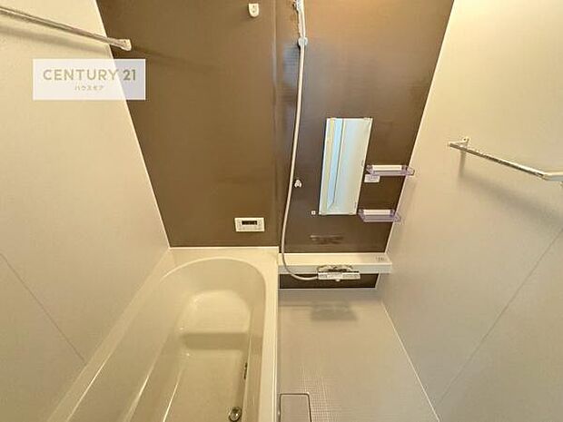 落ち着きある大人の雰囲気のバスルームは、シックなデザインでバスタイムが充実！お仕事頑張っているご褒美にお好みの匂いの入浴剤を入れて、楽しんでみてはいかがでしょうか？