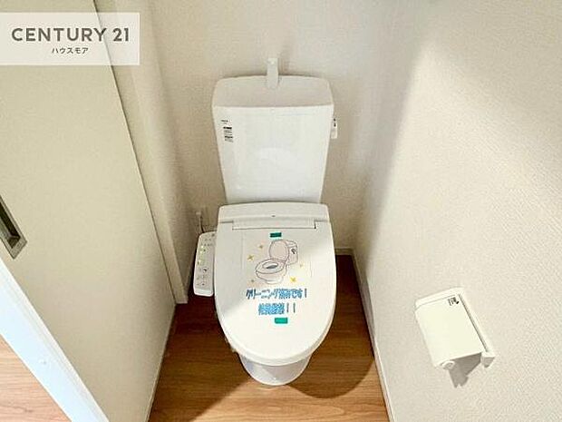 1・2階にトイレがございます！朝の忙しい時間帯も待たずにすみそうですね。白を基調とした清潔感のあるトイレでお手入れがしやすいです！