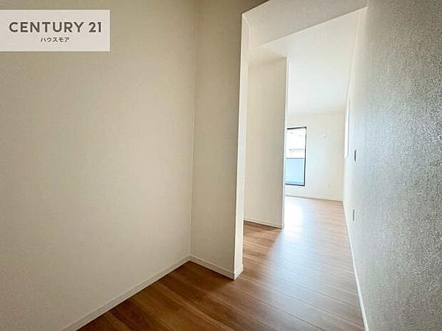 ウォークインクローゼット付きです。たくさんのお洋服などを収納しておけそうですね！他にも扇風機や加湿器など季節物の大きな家電も収納できます。