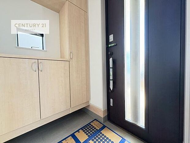 シューズボックス付きなので、玄関が片付きお掃除がしやすいです！スッキリした玄関で戸を開けた瞬間、清潔感のある心地いい空間が出迎えてくれます。