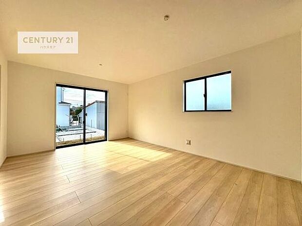 優しい陽だまりがリビングを包んでくれて居心地の良い空間を演出してくれます！自然と家族が集い会話が増える心地よい空間！