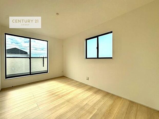 バルコニーに面している洋室です。明るく温もりがあり、換気もしっかりできます！朝起きて、外に出て背伸びをしつつ深呼吸をし良い朝を迎え入れることが出来そうですね！