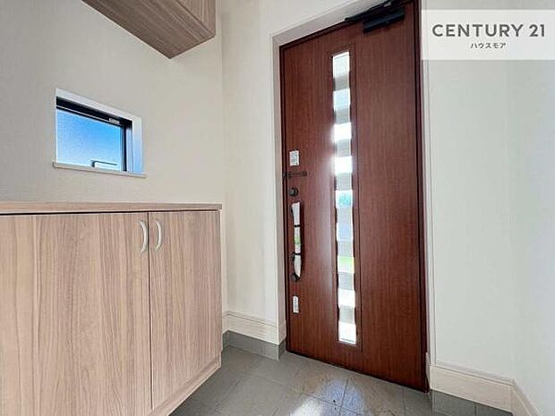 シューズボックス付きなので、玄関が片付きお掃除がしやすいです！スッキリした玄関で戸を開けた瞬間、清潔感のある心地いい空間が出迎えてくれます。